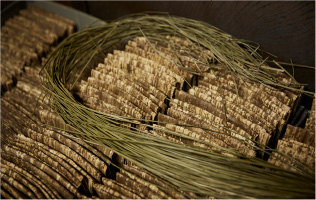 竹皮とい草の紐を使い、手作業でひとつずつ丁寧に包む
